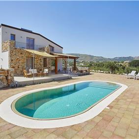 4 bedroom villa with pool, Castellammare del Golfo, sleeps 8-9